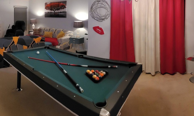 Wetmore Casa | San Antonio Funhouse w/ Pool Table, Arcade & Yard. Great Value for family fun