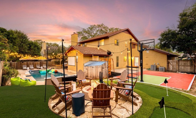 San Antonio Casa | Sleeps 18~Basketball Court~Pool~Playground~Games