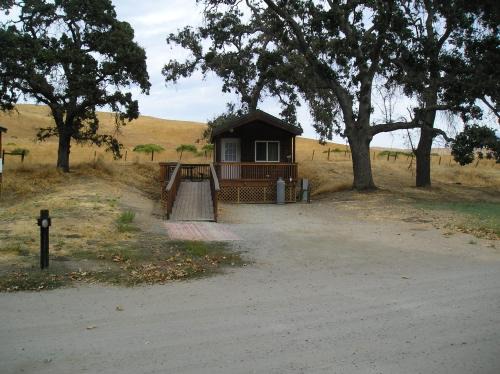 Paicines Complejo | San Benito Camping Resort One-Bedroom Cabin 9
