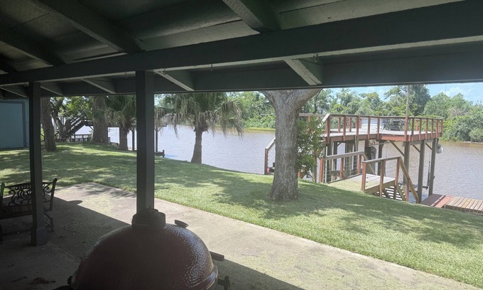 Brazoria Casa | San Bernard River House 4-BR, 3-B stunning river views, fishing pier, boat lift