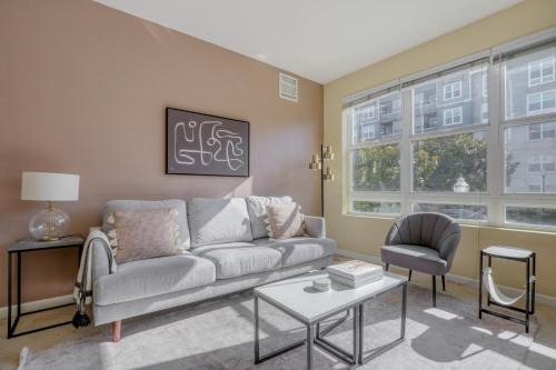 San Bruno Apartamento | San Bruno 2br w pool spa gym nr groceries SFO-1398