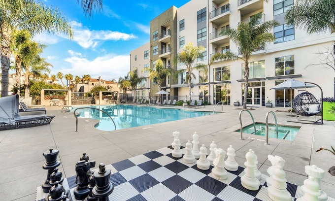 University Heights Apartamento | San Diego Paradise Retreat! Pool/ Gym/ King Bed & WiFi!