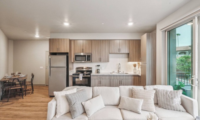 Stockton Apartamento | San Diego Stunner! Spacious 3-Bedroom, 2-Bath apartment in delightful with, AC..