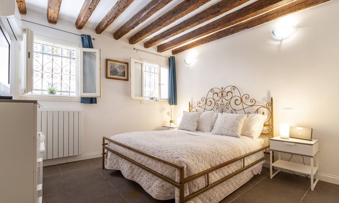Santa Croce Apartamento | San Giacomo Apartment by Wonderful Italy