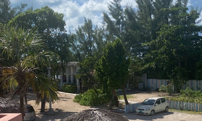 Coral Harbour Apartamento | Experience the Real Bahamas, 10 mins from the Airport, On the Beach