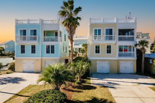 Isle of Palms Casa | Sand Dune Sea Shell by AvantStay Gorgeous 2 Home Rental w 12 BRs