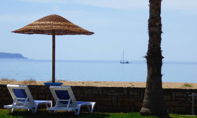 Foinikounta Condominio | Arena, mar, pequeñas islas y el horizonte. . .