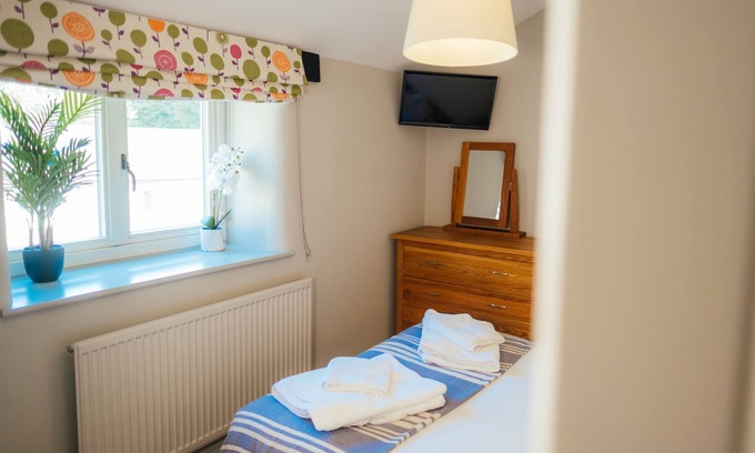 Higher Bockhampton Cabaña | Sandbourne - Dog Friendly Cosy Cottage - Hot Tub