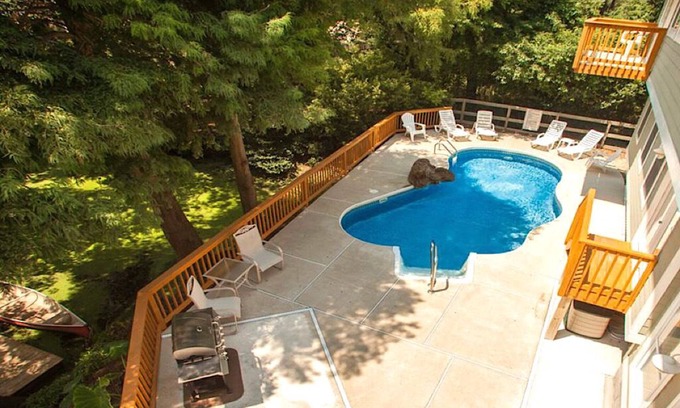Sandbridge Casa | Los amantes del agua en Sandbridge se retiran con playa, piscina, canal y lagos para explorar.