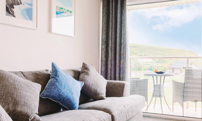 Mawgan Porth Apartamento | Se admiten perros apartamento contemporáneo con piscina comunitaria climatizada y aparcamiento. 5 minutos de M
