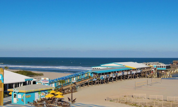 Cocoa Beach Condominio | Sandcastles by Happy Palm Stays