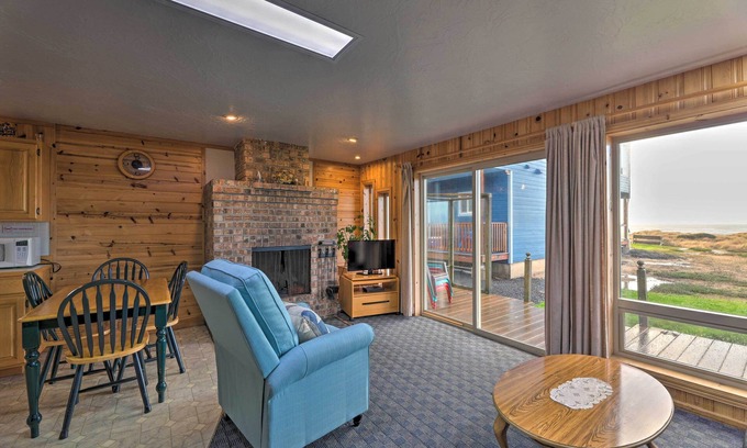 Waldport Cabaña | Sanderling Sea Cottages, Unit 3 w/ Private Balcony