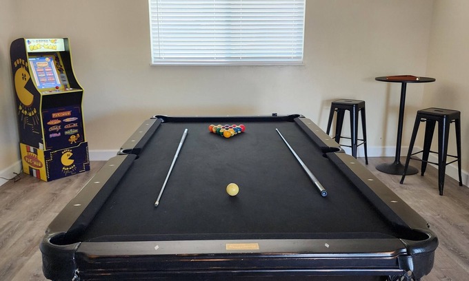 Bosque Farms Casa | Sandia Retreat - Pool Table, Arcade, Relaxing, FUN