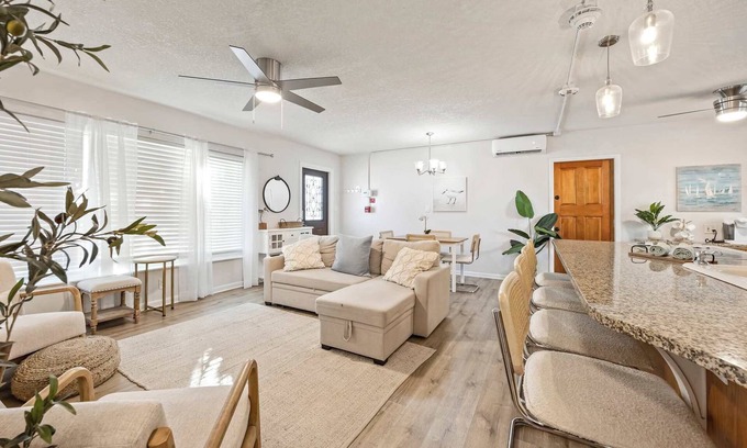 Satellite Beach Apartamento | Sandpiper 𓇼 5BR/4BA Across From Beach! Sleeps 16