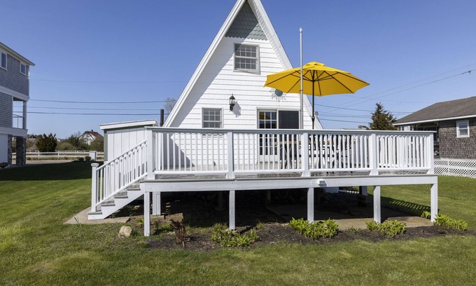 Misquamicut Cabaña | Sandpiper Cottage - Cozy summer cottage across the street from the beach!