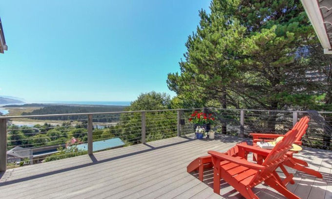 Pacific City Casa | Sandpiper Cottage - Meredith Lodging