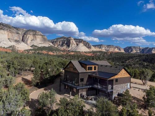 Orderville Casa | Sandstone Pointe, Elegance Among the Cliffs
