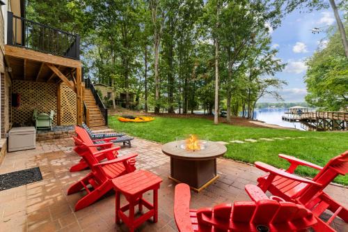 Troutman Casa | Sandy Beach, 2 King Suites, Game Rooms and Views!