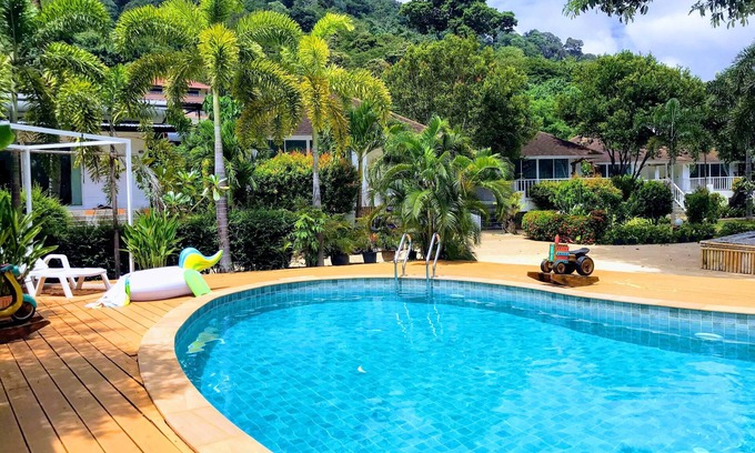 Patong Casa | ⭐Sandy Bloom Villa 10BR Sleeps 20w / Pool & Breakfast