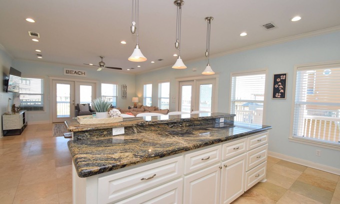 Crystal Beach Cabina | Sandy Bottoms~4 bedroom 2 bathroom~ steps away from the beach with great views!