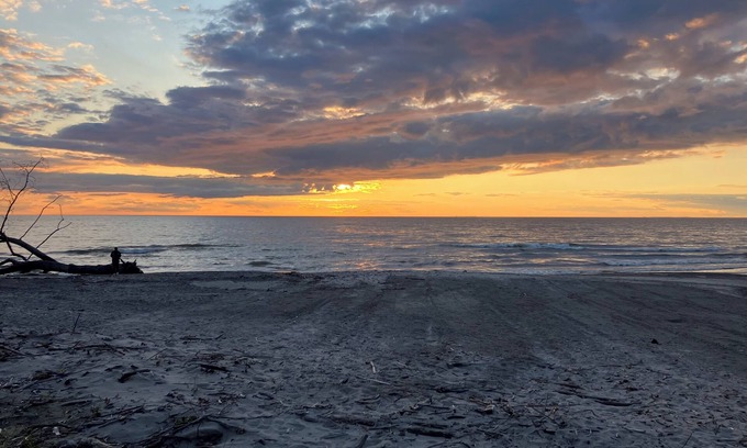 Lake Erie Beach Casa | Sandy Cheeks is perfect for your next family vacation! Walk to Lake Erie Beach.