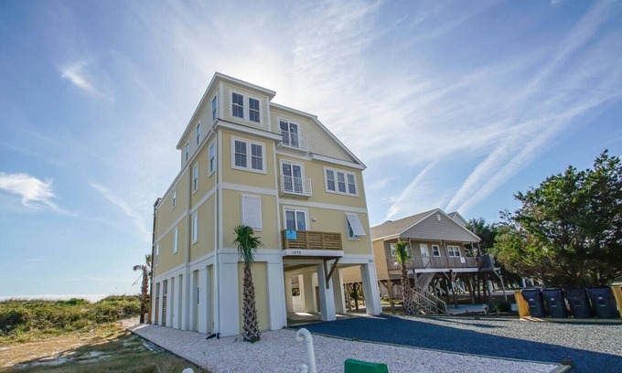 Holden Beach Casa | Recientemente construido, magnífico 8 habitaciones, 6. 5 baños Casa frente al mar con piscina privada frente a las dunas y todas las comodidades necesarias para sus vacaciones perfectas en la playa.