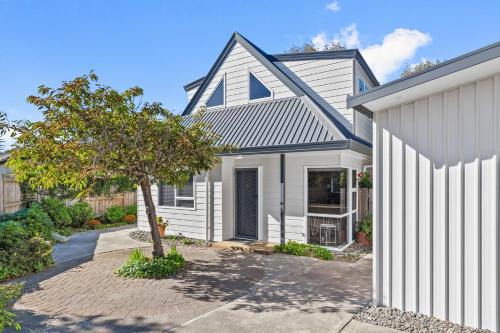 Papamoa Beach Casa | Sandy Feet - Papamoa Beach Holiday Home