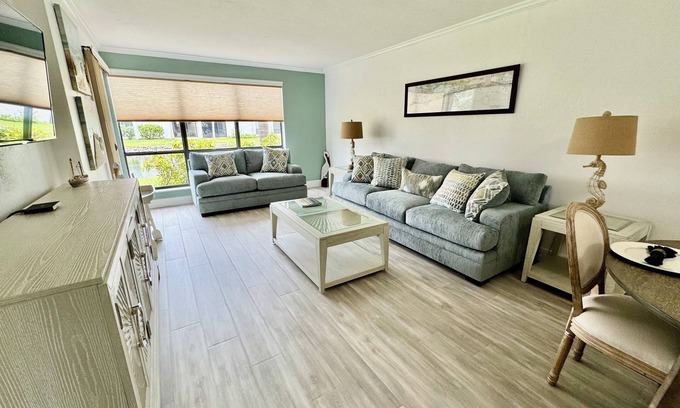 Bradenton Beach Condominio | Sandy Feet Retreat Unit 108 at Runaway Bay. 1 min walk to beach.