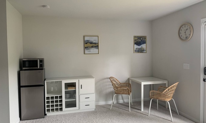 Southeast Raleigh Apartamento | Sandy Haven: A Luxe Retreat Near Downtown Raleigh