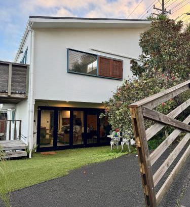 Torbay Casa | Sandy Toes & Netflix Nights, Relaxing Auckland Retreat