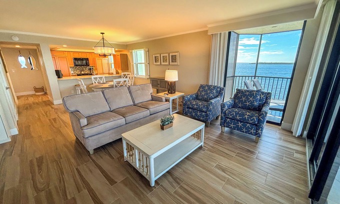 Punta Rassa Condominio | Sanibel Harbour Resort Harbour Tower 317: Beautiful waterfront corner balcony
