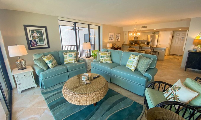 Punta Rassa Condominio | Condominio en la esquina frente a la playa justo al lado del puerto deportivo Sanibel Harbour