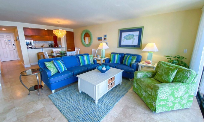 Punta Rassa Condominio | Sanibel Harbour Resort Harbour Tower 416: Relaxing in lanai gliders after a day of adventuring