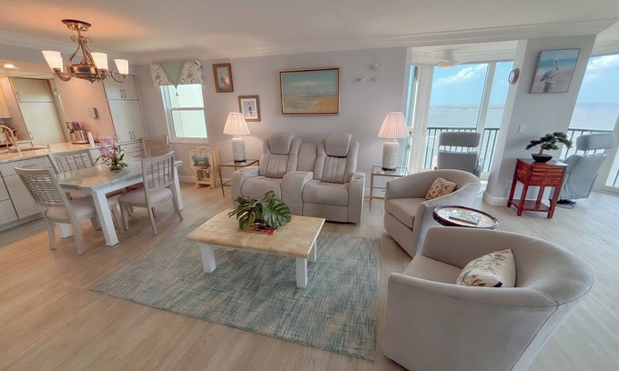Punta Rassa Apartamento | Sanibel Harbour Resort Harbour Tower 1017: Luxury waterfront condo with expansive views.