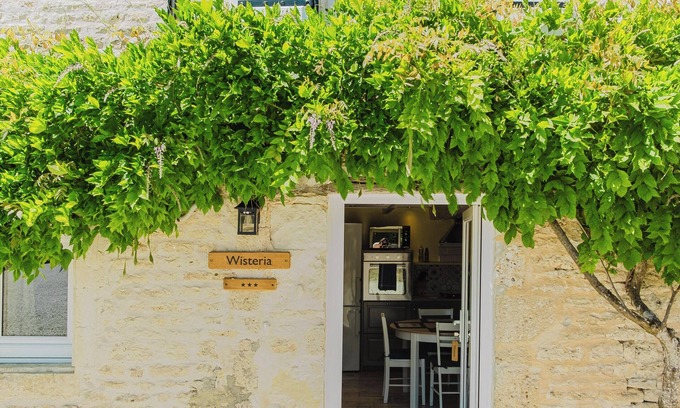 Villeneuve-la-Comtesse Cabaña | Sans Souci Gites - Wisteria - 3 Stars