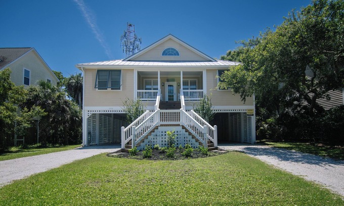 Edisto Island Casa | Sans Soucis:Spacious Beachwalk Home; Screened Porch; Minutes to Beach Access; Cable TV/WiFi