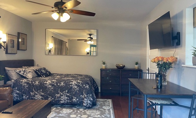 Upper East Apartamento | Santa Barbara Mission Studio