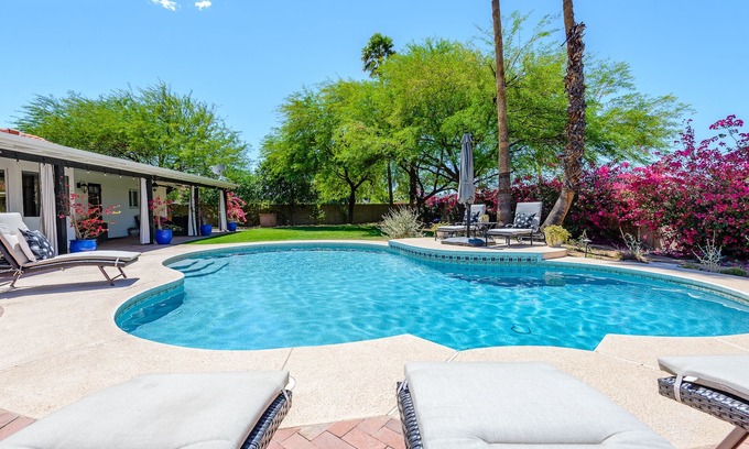 Buenavante Casa | Casa estilo Santa Bárbara en el centro de Scottsdale con piscina privada climatizada