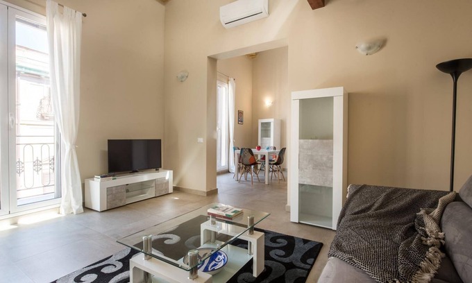 Centro Storico Apartamento | Santa Cecilia Apartment 6A by Wonderful Italy