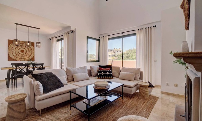 Marbella Apartamento | Ático con terraza privada en Santa Maria Elviria Golf