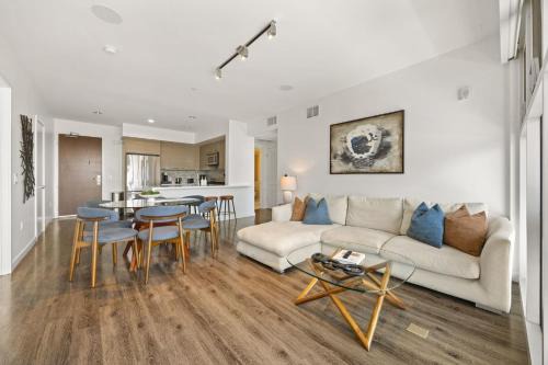 Downtown Apartamento | Santa Monica Seaside Haven! Ocean Views, Beach Steps Away and Creative Vibes