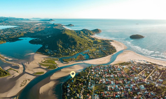 Praia do Rosa Casa | Santi Sabai Ibira - Um Refúgio às Margens da Lagoa