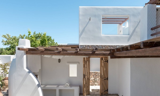 Vourvoulos Apartamento | Santorini Suite with Jacuzzi 3 by Delfus