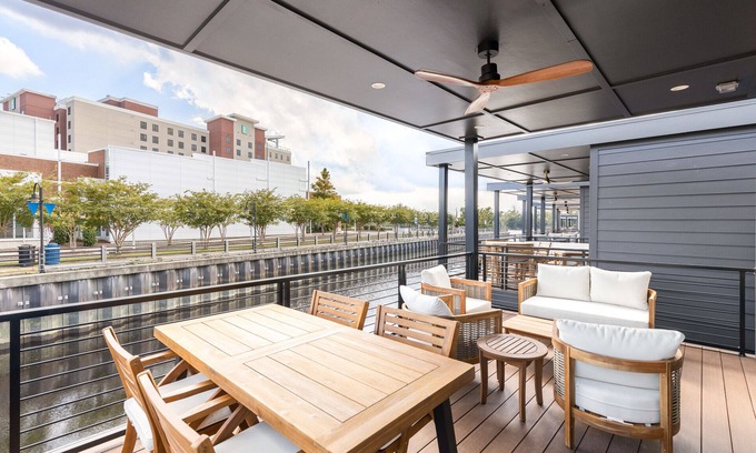 River District Apartamento | Santorini - Stay Afloat on Downtown Wilmington's Riverwalk
