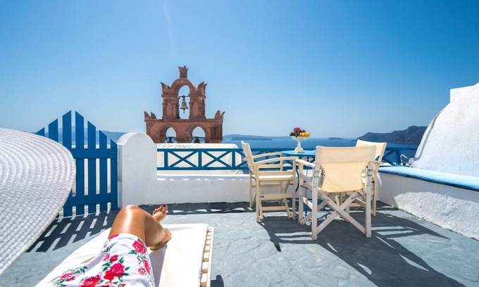 Oia Casa | Santorini Paraíso: casa cueva AZUL Y BLANCA, experiencia auténtica, vista a la caldera