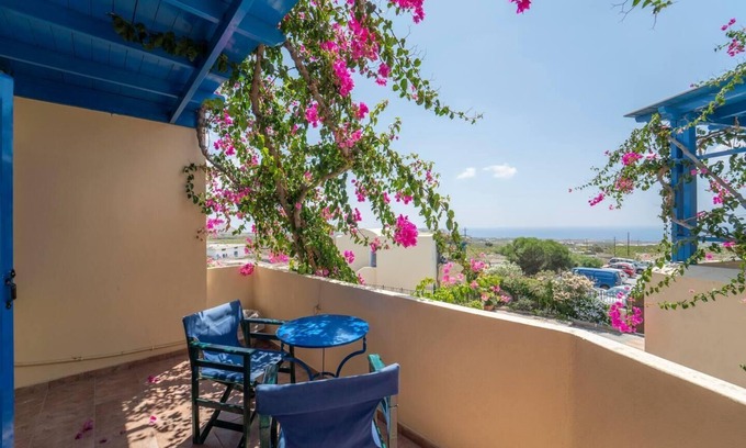 Megalochori Apartamento | Santorious Flower Covered Apartment