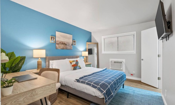 Central Arlington Apartamento | Sapphire 1BD: AT&T Walkable, Calming & Joyful !