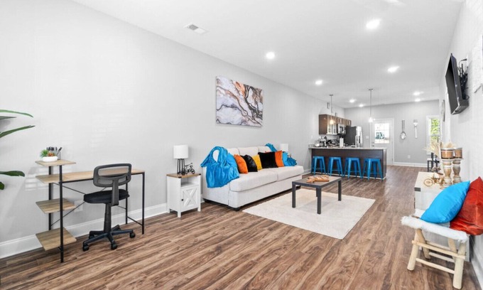 Clarksville Casa | Sapphire Oasis: A Luxurious Townhouse Retreat near Nashville & Ft Campbell