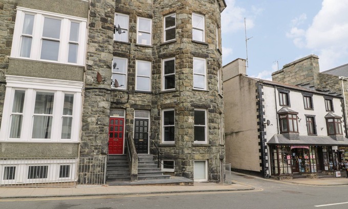 Barmouth Cabaña | SAPPHIRE SUITE, country holiday cottage in Barmouth