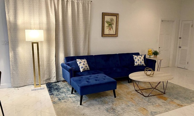 South Seas Estates Casa | Sapphire Villa Near the Sea-Entire Home